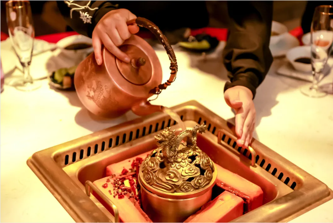火鍋“新物種”強勢崛起！“發(fā)酵鍋底”正在升級火鍋賽道